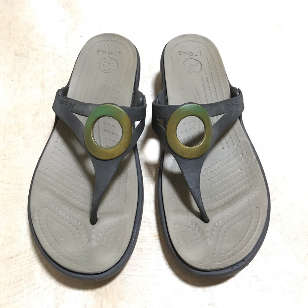 Crocs Women’s Sanrah Wedge Sandals Brown Tan Gold Ring Thong Flip Flops Size 11